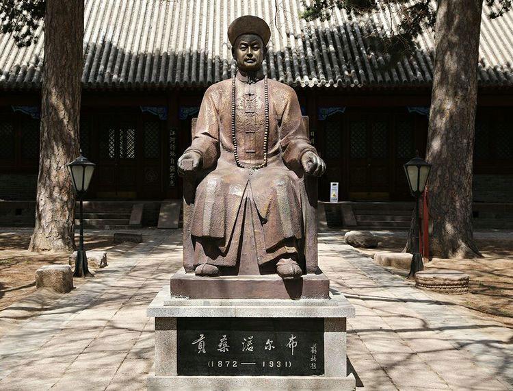 贡桑诺尔布雕像