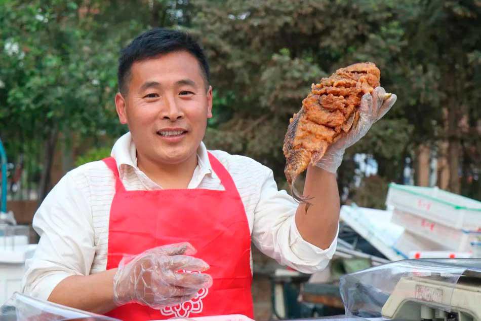 “又香又酥的油炸鱼喽”