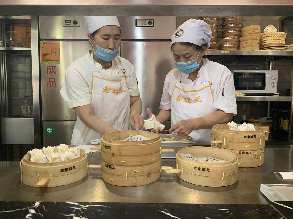 店里的员工正在制作烧卖
