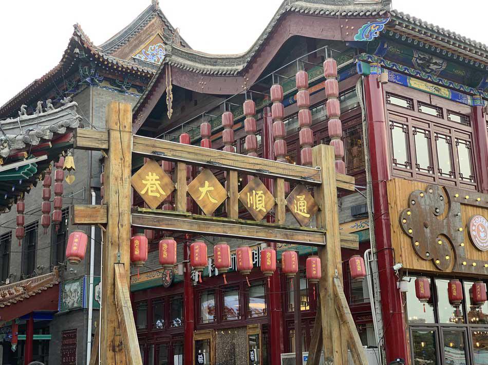 玉泉区通顺大巷美食一条街位于大召广场塞上老街南侧,整体被改造成步行街,涵盖了全市各种名优特色小吃
