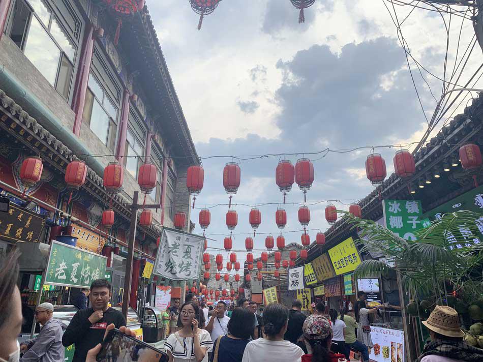小吃街从东到西共330多米,沿途一共规划65家商铺,有蒙古族传统风味小吃、回族传统风味小吃,还有土特产等,上百种地方小吃可供人们品尝