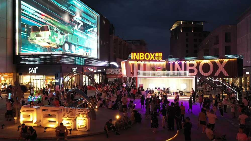 包百商圈“潮盒街区”成为网红打卡地