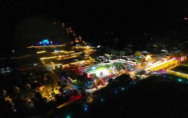 石拐区青山村彩韵青山夜景