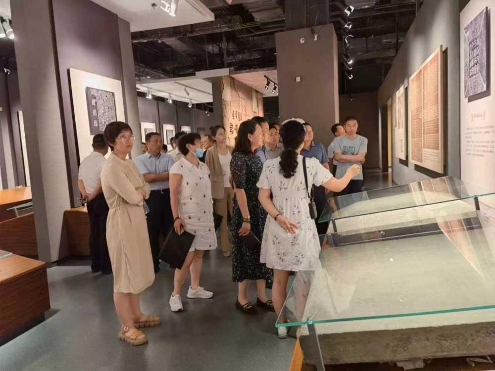 游客在辽上京博物馆参观