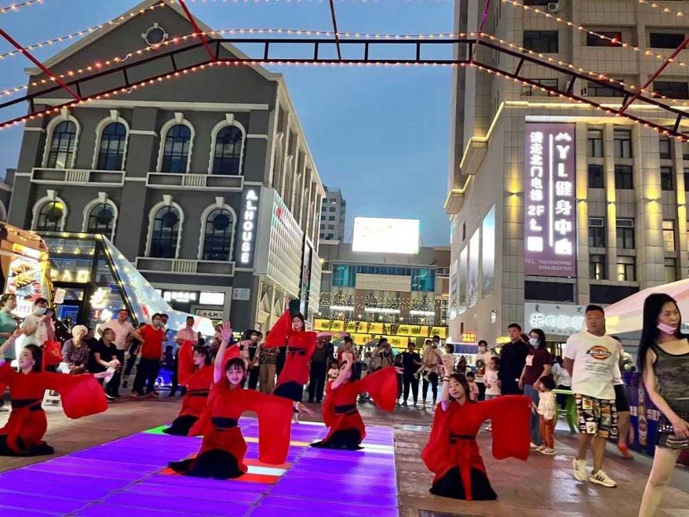 夜晚的“网红街”人头攒动